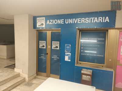 Azione Universitaria � Sul fronte politico opposto a Udu-Link si pone Azione Universitaria, fondata nel 1996 ed attualmente espressione del partito politico Fratelli d�Italia. Il gruppo ha raccolto il testimone di una storica realt� dell�associazionismo giovanile di Destra: il Fuan